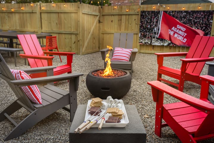 Walk to Football, Parking, Big Yard, Dogs OK!