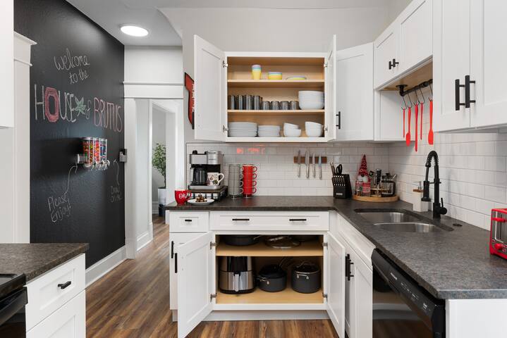 Walk to Football, Parking, Big Yard, Dogs OK! gallery image 4