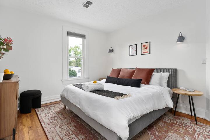 Walk to Football | Parking | Big Yard | Dogs OK! gallery image 5