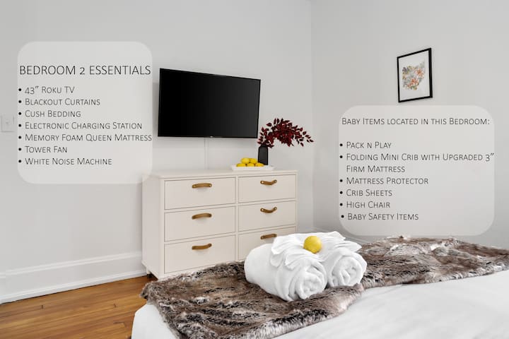 Profitez de tout le nécessaire pour un séjour reposant : télévision, lit confortable et lit bébé avec des draps frais pour votre petit invité.