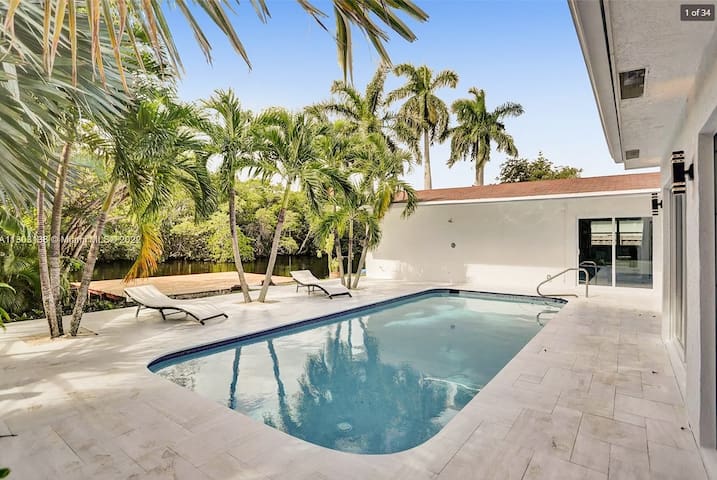 Waterfront-Heated Pool-Mini-Golf-4bedrooms-sleep10