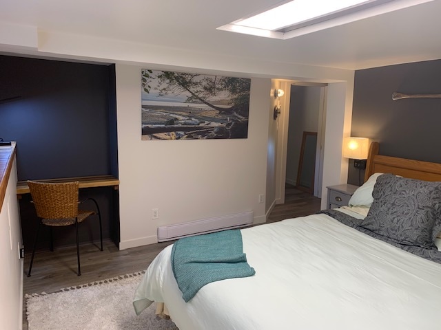 Cama tamaño queen con sábanas de calidad, la habitación cuenta con área de trabajo, armario abierto con portaequipajes. 