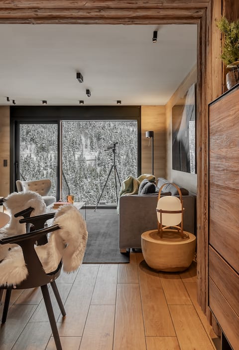 Luxury Treeline 2BR Residence with Hot Tub