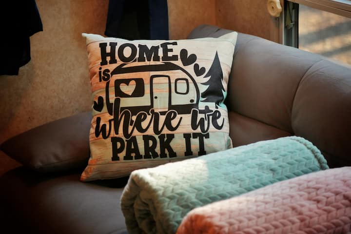 Всекидневната на караваната е уютно, стилно помещение с диван, който се превръща в легло. Меките възглавници и уютното одеяло добавят усещане за домашен комфорт. Големите прозорци внасят естествена светлина и предлагат зашеметяваща гледка към заобикалящата природа.