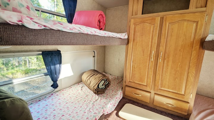 Просторната двуетажна къща за кемпери разполага с четири единични легла, всяко от които е оборудвано с плюшени спални чували, меки възглавници и един чаршаф. Има достатъчно място за съхранение на багаж и екипировка. В тази стая има всичко необходимо  за перфектно групово приключение.