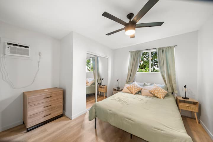 Починете си спокойно в помещение, предназначено за отдих.
Спалнята разполага с климатик, двойно легло, вентилатор на тавана, нощно шкафче и лампа и прозорец със завеси, за да се добави уют към атмосферата.