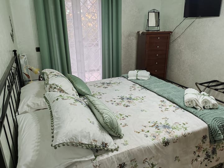 مسكن مريح يتميز بأسلوب رومانسي، ويضم طلاءً مريحًا ورفًا للأمتعة. في الخارج، ستجد طاولة صغيرة مع كراسي من الحديد المطاوع حيث يمكنك الاسترخاء وقراءة كتاب.