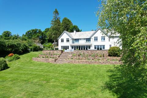 Duxhams, Dulverton. Sleeps 19. Hottub. Big grounds