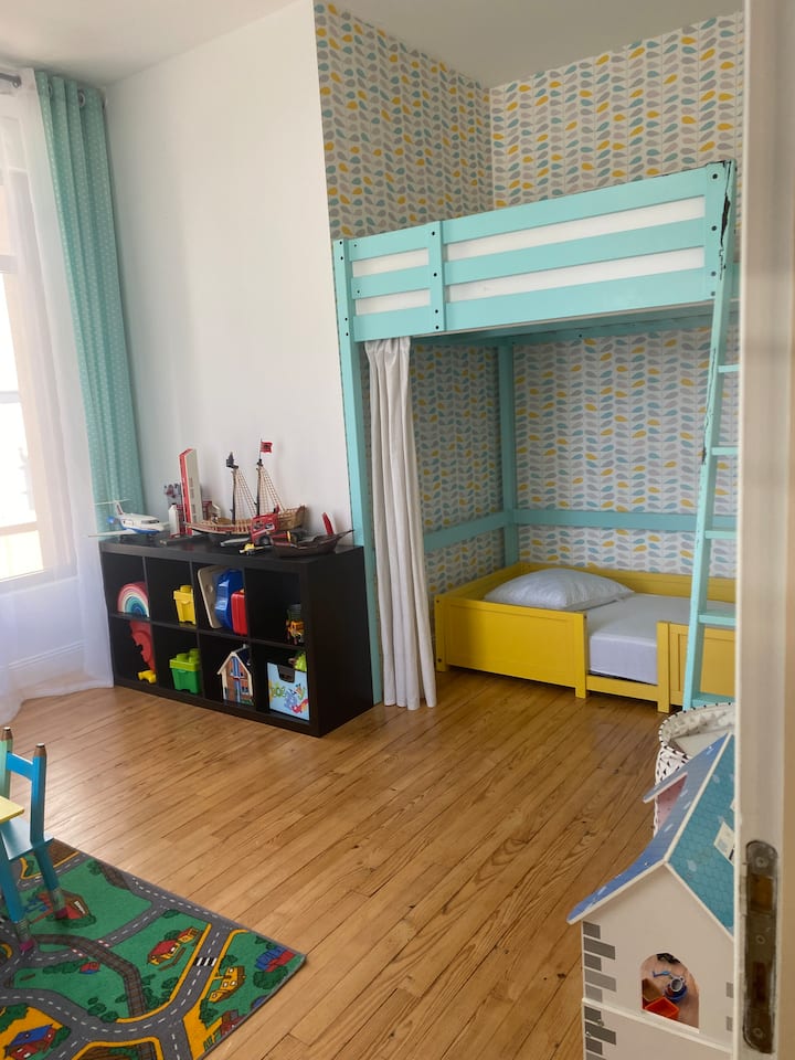 Dhoma e gjumit2
një krevat dopio në papafingo dhe një krevat tek