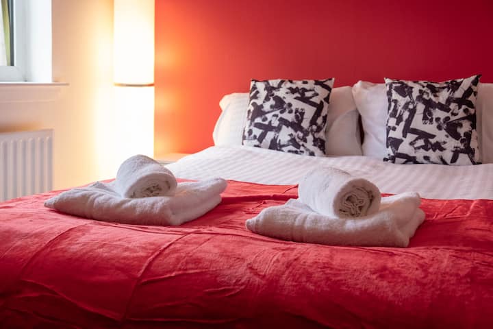 Dhomë gjumi e qetë me një krevat të rehatshëm të veshur me jastëkë të butë prej pelushi dhe shtroja me cilësi të lartë. Atmosfera e ngrohtë dhe ftuese e bën atë një vend të shenjtë ideal për netët e qeta. Një përzierje e përsosur e rehatisë dhe stilit për relaksimin tënd përfundimtar.