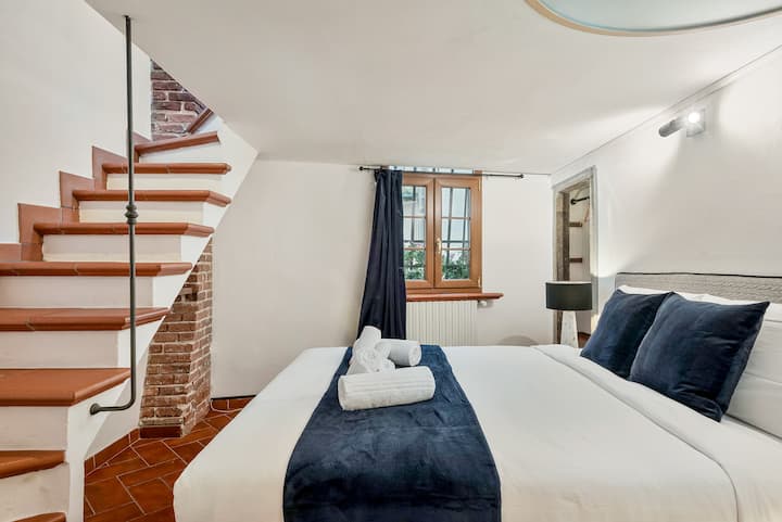Spálňa 2 s manželskou posteľou a prístupom na poschodie 