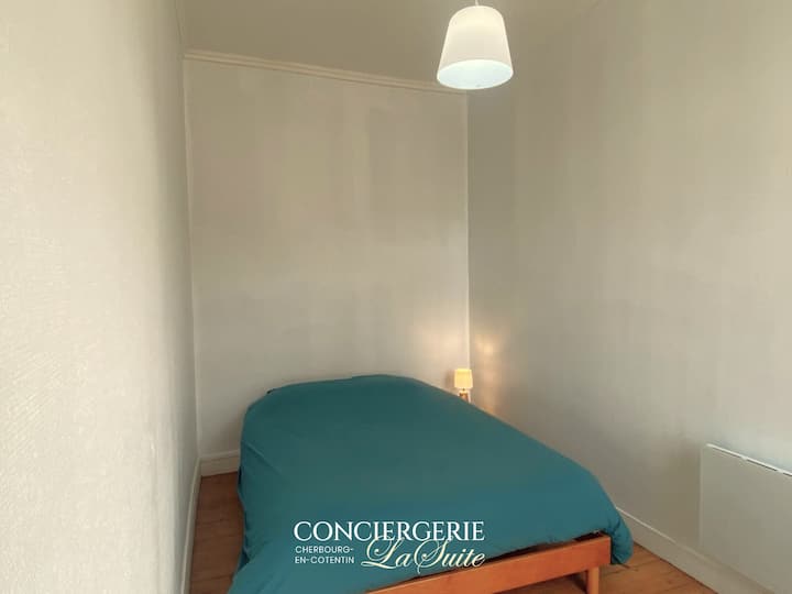 غرفة نوم مع مساحة تخزين ونافذة تطل على المسرح 