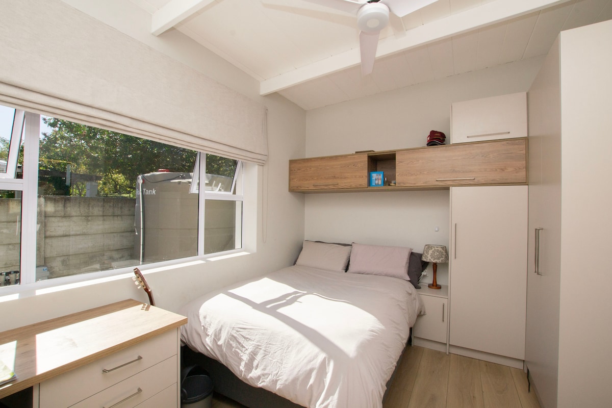 هذه الغرفة بجانب جميع الغرف، ولكنها ليست ملحقة بالمنزل. جميل لبعض الخصوصية ولديك ثلاجة بار صغيرة وماكينة قهوة نيسبريسو، مع حمام داخل الجناح. 