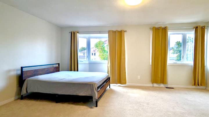 Spacious En-suite 15min To Dtwn, 10min To Airport - Ottawa