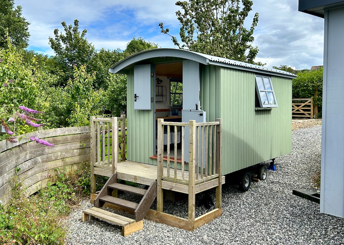 กระท่อม 'แลงแฮม' มีบันได 4 ขั้นนำไปสู่ระเบียงเล็กๆ 