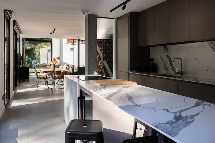 Moderna Villa con piscina gallery image 3