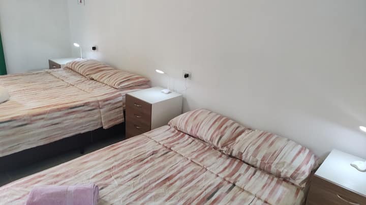 ADEMÁS DE LA CAMA DOBLE, HAY 2 CAMAS INDIVIDUALES QUE SE PUEDEN UNIR EN LA SUITE ADJUNTA, CON NOMBRE DE LA HABITACIÓN 1.
