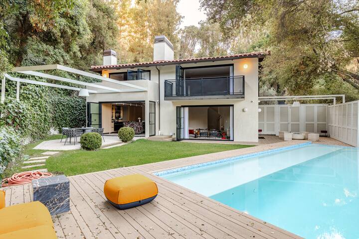 Elegant Luxury Retreat w/ Pool & Modern Touches gallery image 3