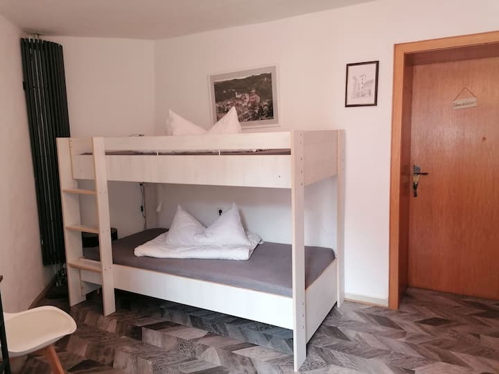 Glockenturm 1 OG: Etagenbett (2x 90 x 200 cm)