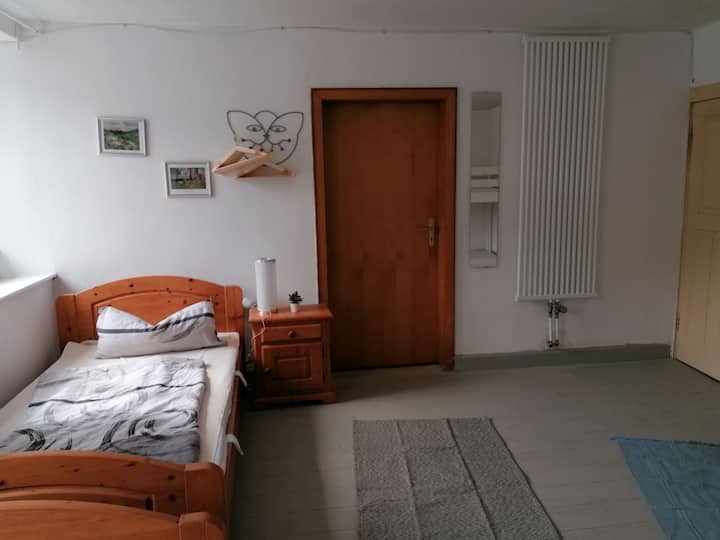 St. Nikolaus EG: Katamaranbett (90 x 200 cm a 140 x 200 cm), 2x Einzelbett (je 100x200cm)