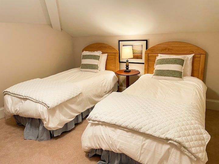 Vrlo udobna spavaća soba s bračnim krevetom.  Posteljina: 300 TC organske pamučne plahte i jastučnice s perkalnim tkanjem i dodatnom mekoćom,  debeli pokrivač s navlakom za poplun.  TV, stalak za prtljagu, prostor za sjedenje i police za odlaganje. 