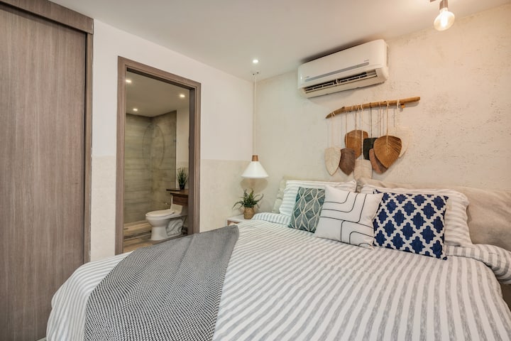 מיטת קווין 
- מיזוג אוויר
חדר רחצה צמוד