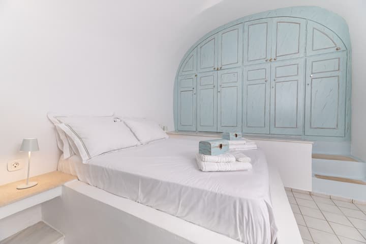 Χαλαρώστε σε ένα άνετο υπνοδωμάτιο με μινιμαλιστική διακόσμηση στο νησί