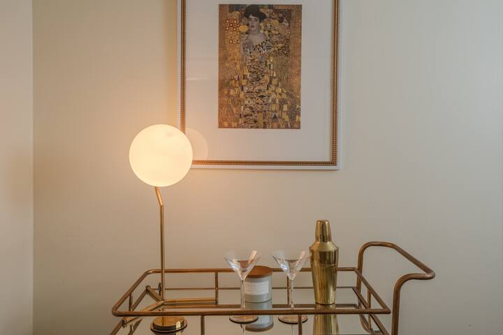 Charming 2 Bd 2 Bth Condo near CN tower w/ Parking gallery image 5