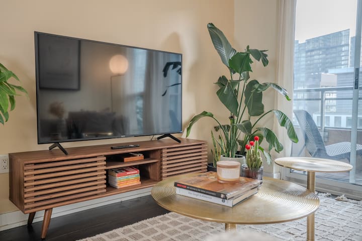 Charming 2 Bd 2 Bth Condo near CN tower w/ Parking gallery image 4