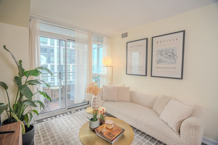 Charming 2 Bd 2 Bth Condo near CN tower w/ Parking