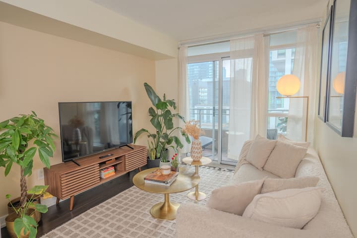 Charming 2 Bd 2 Bth Condo near CN tower w/ Parking gallery image 2