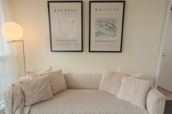 Charming 2 Bd 2 Bth Condo near CN tower w/ Parking gallery image 3