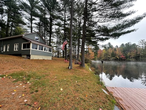Loon Landing Lodge: Lakefront cabin on White Lake.