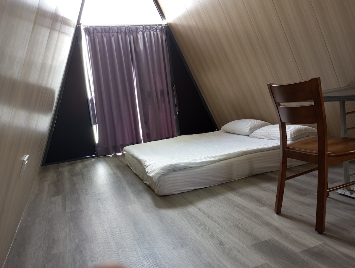 მე-2 სართული ოთახი