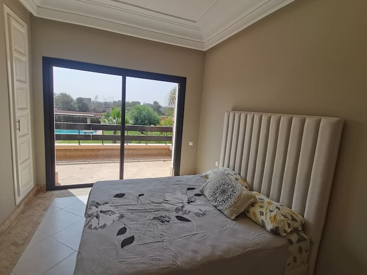 חדר השינה השני נמצא למעלה ויש לו מרפסת המשקיפה על הגינה ועל הבריכה. 