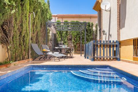 Villa with pool and fireplace 8 min. from Granada