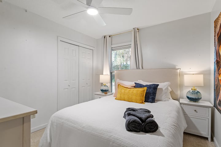 Détendez-vous dans notre chambre confortable avec un lit queen size moelleux.