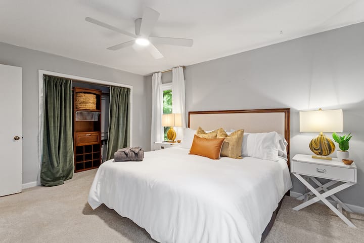 Chambre confortable conçue pour une nuit de sommeil paisible.