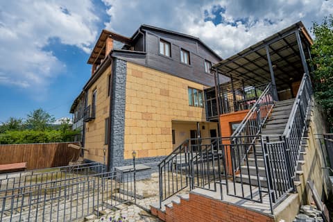 6 Bedroom House With Mountains View