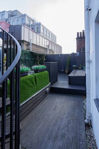 Stylish Soho Penthouse, large roof terrace gallery image 4