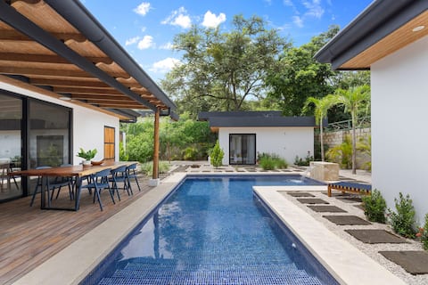 CU7: Beach Home Oasis w/Private Pool, Guest House