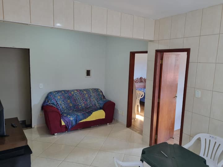 Dnevni boravak s kaučem i televizorom.