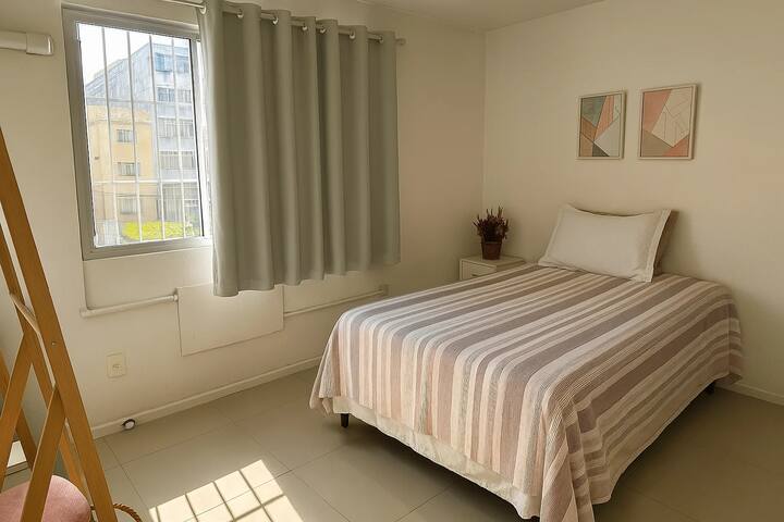 Lichte kamer met zachte inrichting en minimalistische details die u met lichtheid en veel zorg zullen verwelkomen;