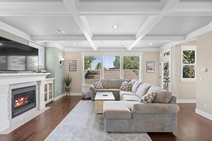 Radiant Roselawn | Entire Alberta Arts Home