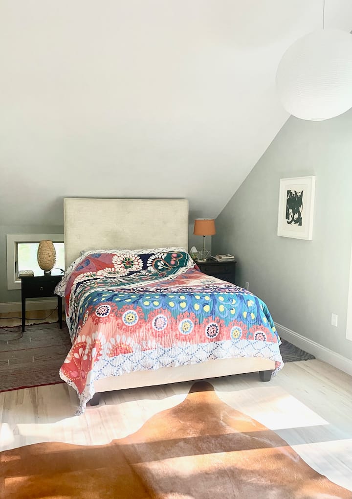 Dormitorio principal con techos altos y baño privado