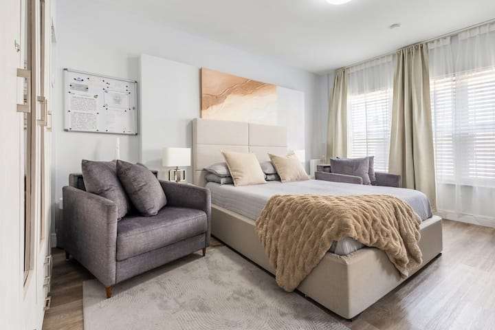 Ocean Drive Condo Beside Beach With Kitchen - Miami Beach, FL