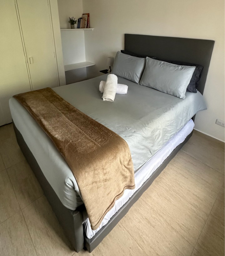 Уютна и спокойна, тази стая разполага с двойно и единично легло, завеси за затъмнение и бърз Wi-Fi за страхотна нощ 

Тази спалня е спокойна и уютна, идеална за отдих. Разполага с двойно и единично легло, затъмняващи завеси и бърз Wi-Fi