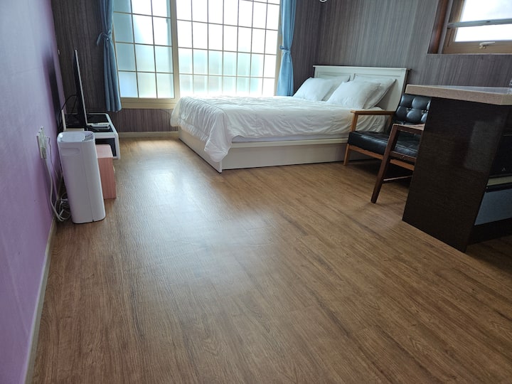 Čistá, priestranná a pohodlná menšia manželská posteľ