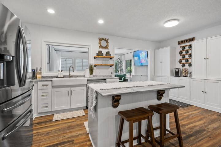 Remodeled Home, King Beds, FastWIFI, Lake Access