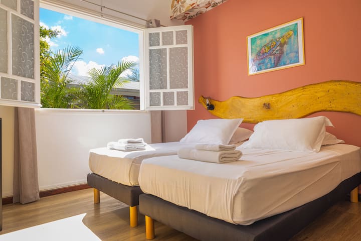 Habitación luminosa con 2 camas de 90 x 190. Ropa de cama cómoda.